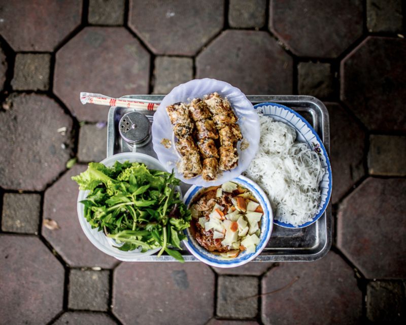 Hanoi: 7 Tastings Street Food Tour with Train Street - Your 7 tastings: what you’ll likely eat (and what makes each bite work)