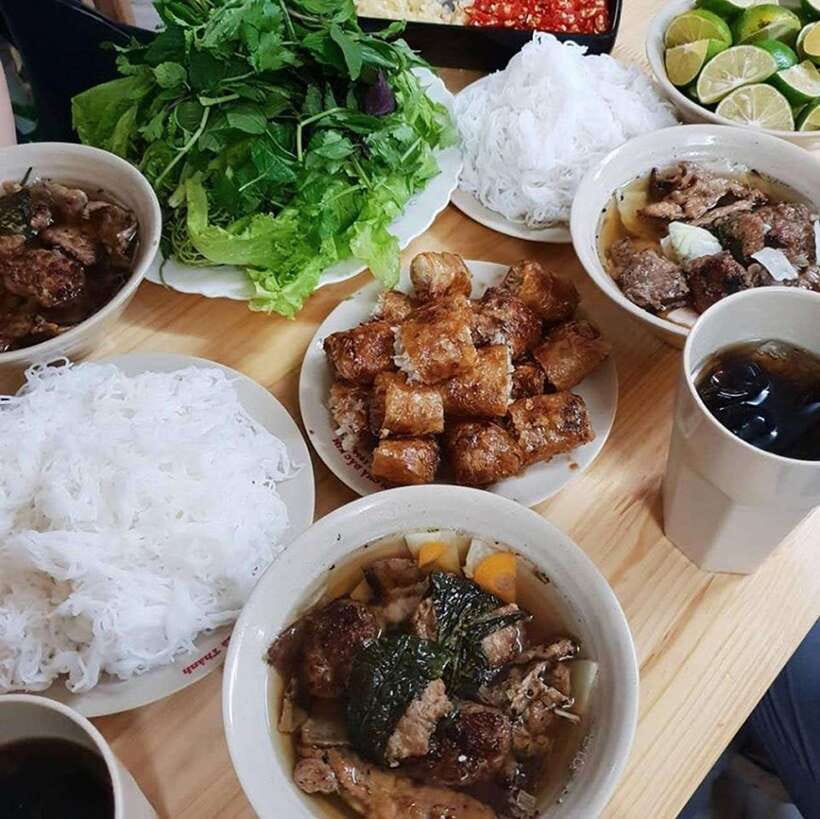 Hanoi: Michelin Guide Street Food Walking Tour - Dry chicken pho: the starter that tells you how Hanoi thinks about pho