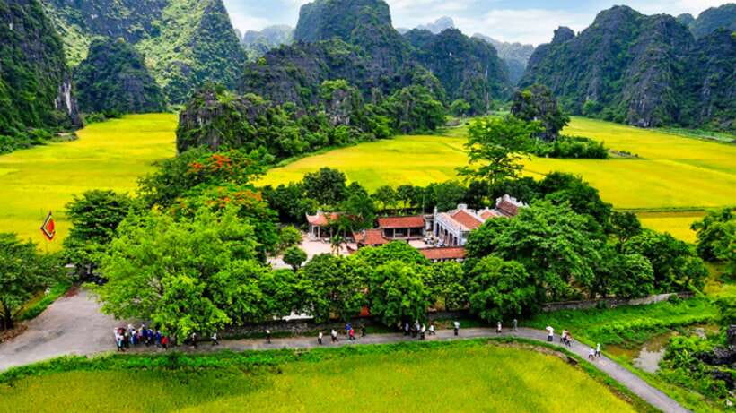 Hanoi/Ninh Binh: Tam Coc, Hoa Lu & Mua Caves Full-Day Trip - Hoa Lu temples: Dinh and Le king stories in the 10th century