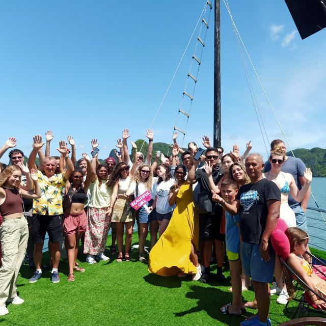 Hanoi: Roundtrip Halong Bay Islands, Caves, Kayaking & Lunch - Lunch on Board: Seafood Set-Menu and Real-Life Expectations