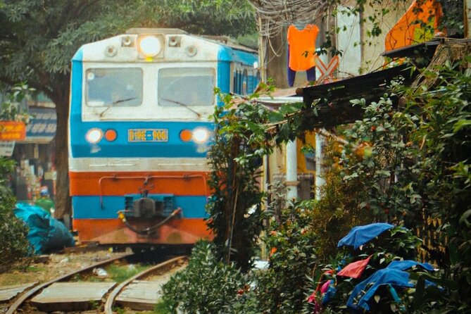 Hanoi Walking Street Food Tour with Train-Street Visit - Starting on Bat Sứ Street: how the night gets rolling