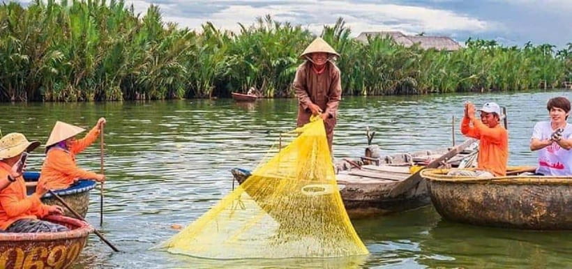 Hoi An: Coconut Basket Boat Ride by Hangcoconut - Performance and karaoke on the river: fun, social, and a bit chaotic