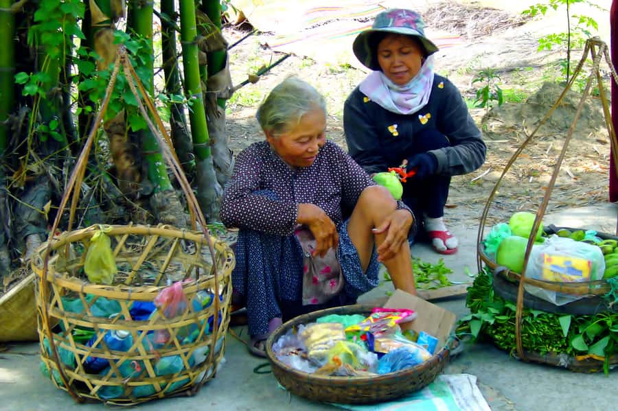 Hoi An Countryside: Guided Morning or Afternoon Bicycle Tour - Craft stops you can actually try: mother-of-pearl, mats, and boat-building