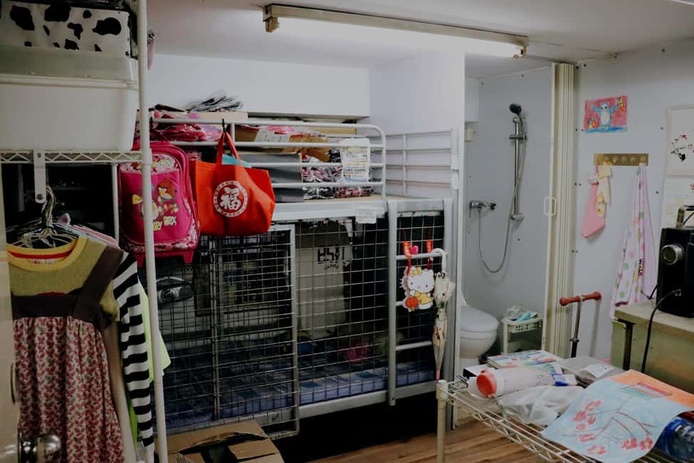 Hong Kong: Dark Side of Hong Kong Caged Homes Walking Tour - A quick secret stop that gives the housing math context