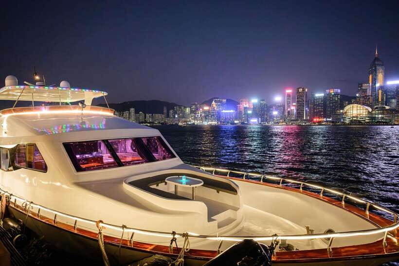 Hong Kong: Victoria Harbour Evening Cruise with Drinks - Crew service that feels genuinely helpful