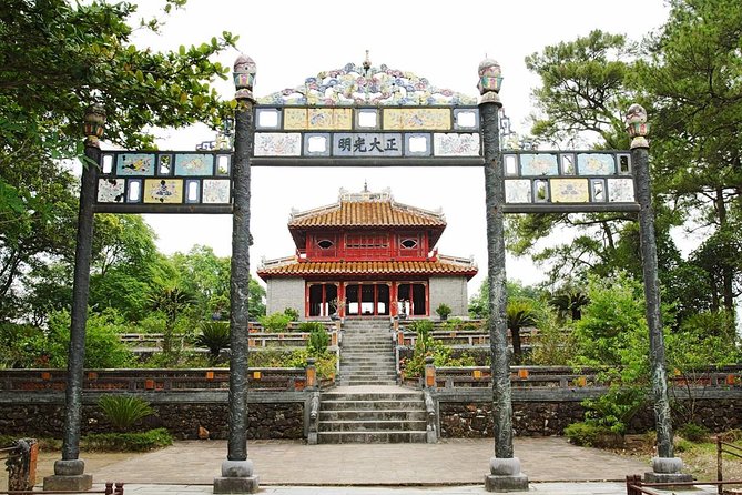 Hue’s Top Attractions by Car with Informative ES Driver - Driver vs guide: what you’ll actually get at each site