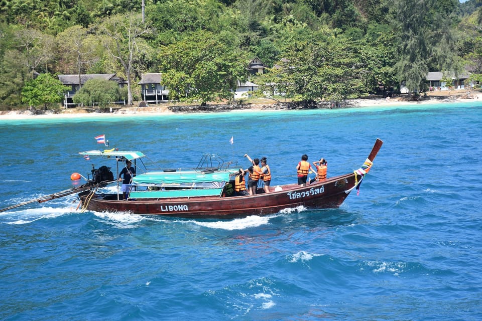 Koh Lanta: 4 Islands and Emerald Cave Tour by Longtail Boat - Morakot Emerald Cave (Emerald Cave): the swim-through moment