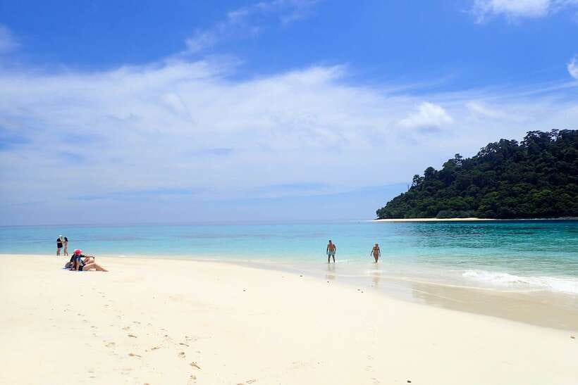 Koh Lanta: Adventure Sea Tour to Koh Rok and Koh Haa - Photo passes and the final snorkel rhythm back on Koh Rok