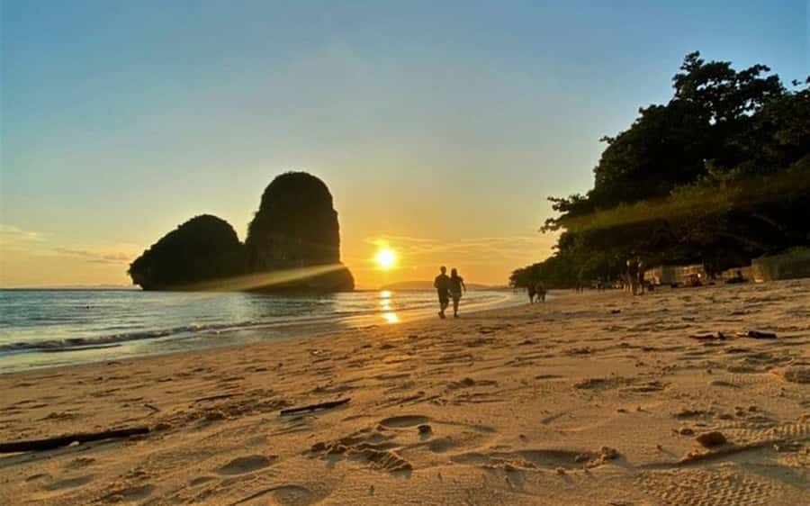 Krabi: Bioluminescent Plankton, Snorkeling & Sunset Tour - Boat ride comfort and safety: speed, closeness to shore, and group size