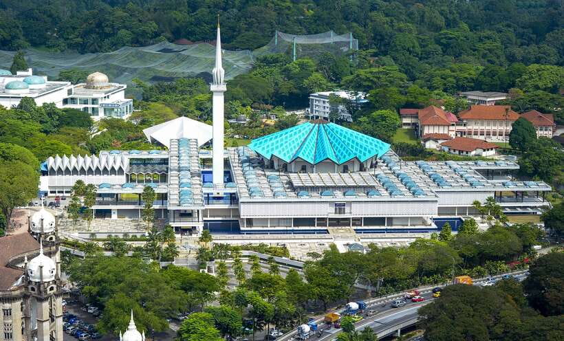 Kuala Lumpur: Batu Caves & Historic Buildings Tour - National Mosque of Malaysia: 13 acres of gardens and a design tied to independence