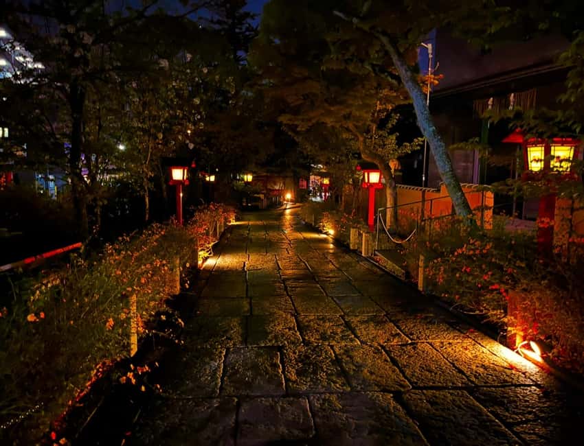 Kyoto: Gion Magical Night Walking Tour with Geisha Insights - Photo and comfort tips that actually help