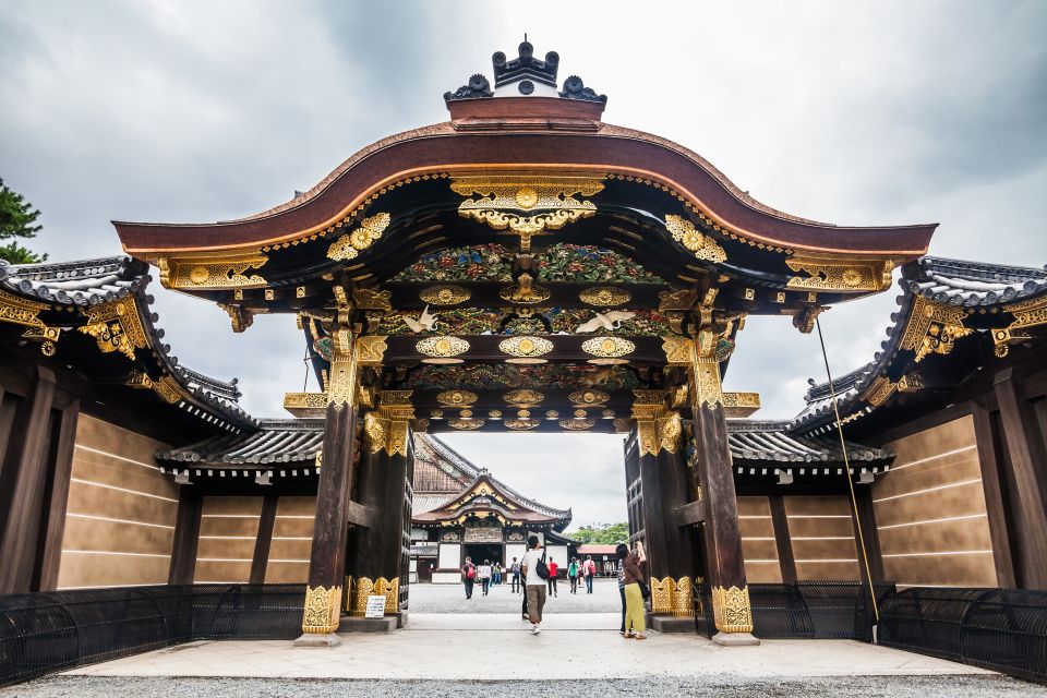 Kyoto: Imperial Palace & Nijo Castle Guided Walking Tour - Small group size (max 9): why it feels different in Kyoto