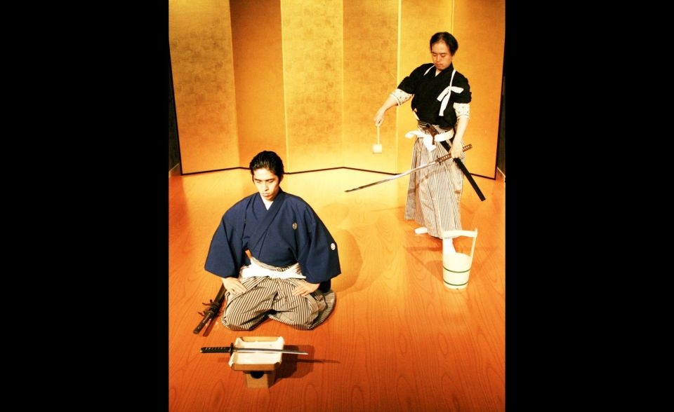 Kyoto: Samurai Kenbu Traditional Sword Dancing Show - The mini sword lesson: what you can safely try