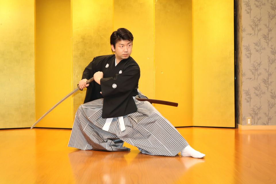 Kyoto: Samurai Kenbu Traditional Sword Dancing Show - Photo time and strict show etiquette