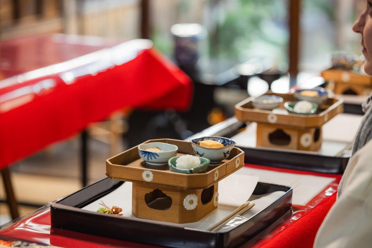 Kyoto: Table-Style Tea Ceremony at a Kyo-Machiya - Welcome Drinks and Sweets: Setting the Tone