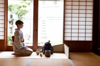 Kyoto: Tea Ceremony Ju-An at Jotokuji Temple - Red benches, purification fountain, and a temple atmosphere you can feel