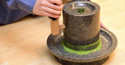 Kyoto: Tea Museum Tickets and Matcha Grinding Experience - Tea history you can touch: 10-yen coin, Byodoin Phoenix Hall, and 4K screens