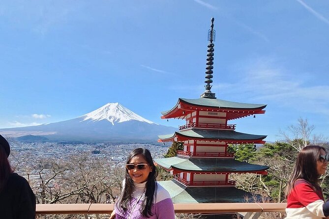 Mt. Fuji Day Trip from Tokyo with English Speaking Driver Guide - Lake Yamanaka and the boat moment