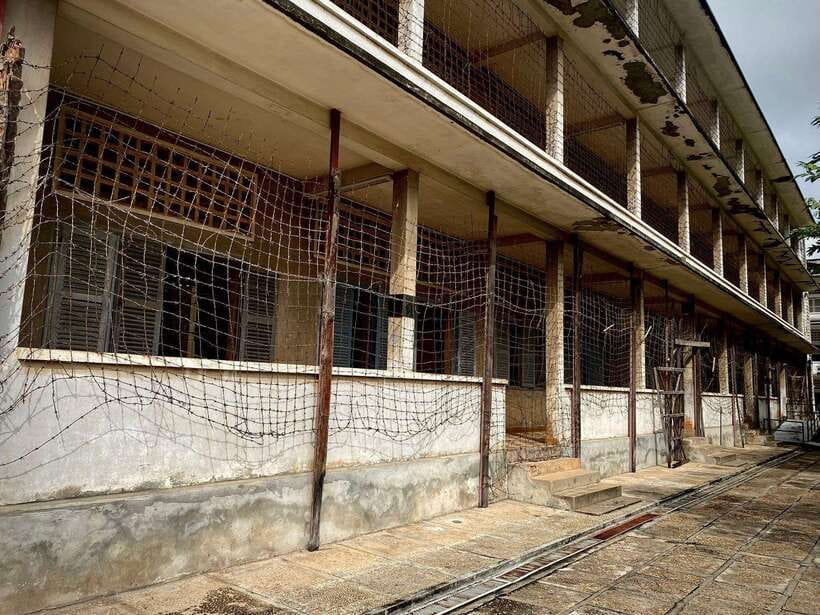 Phnom Penh: Killing Fields and Prison S21 Bus Tour - Documentary ride to the Killing Fields: useful background before you arrive