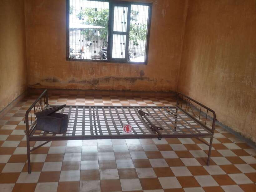Phnom Penh: Killing Fields and Prison S21 Bus Tour - Hotel pickup and an air-conditioned ride to start the day