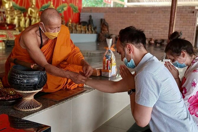 Phuket City Tour – Old Town, Local Food, Temple & Viewpoint - Stop 1: Apong Konyo Samkong for Phuket thin pancake magic