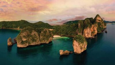 Phuket: Phi Phi Island Sunrise Group Speedboat Tour - Pickup and Soho Pool Club: why the morning starts early