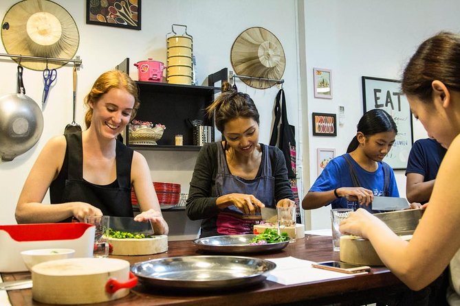 Pink Chili - Thai Cooking Class and Market Tour in Bangkok - Location and timing: getting there without losing your whole day