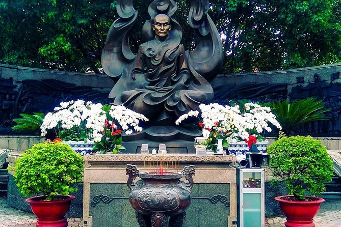 Private Hidden-Gem Sightseeing Motorbike Tour with Local Students - The Venerable Thich Quang Duc Monument: context comes full circle
