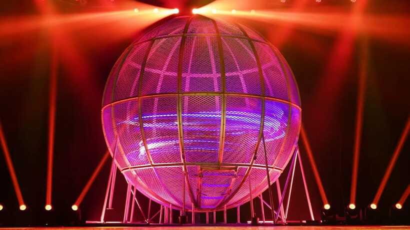 Red Theatre Beijing Acrobatic Show Tickets - What the show feels like: risk, rhythm, and Chinese acrobatics with modern staging