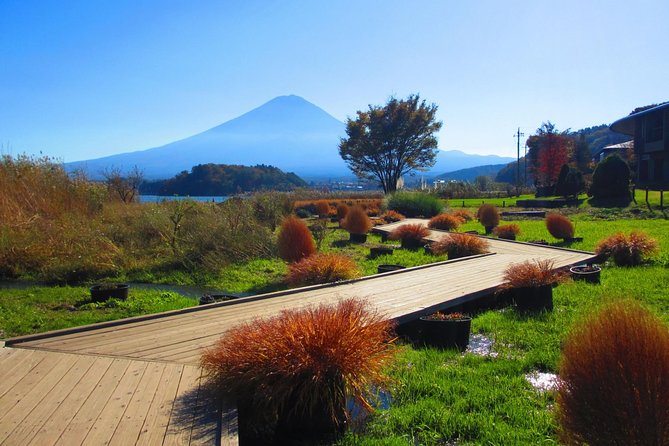Scenic Spots of Mt Fuji and Lake Kawaguchi 1 Day Bus Tour - Stop 2: Lake Kawaguchi and Kawaguchiko Craft Park by the Water