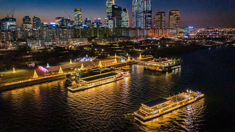 Seoul Han River Night Tour: Picnic, Games & Starlight Cruise - Picnic mode (April to October): Hangang Park party setup and Korean fried chicken