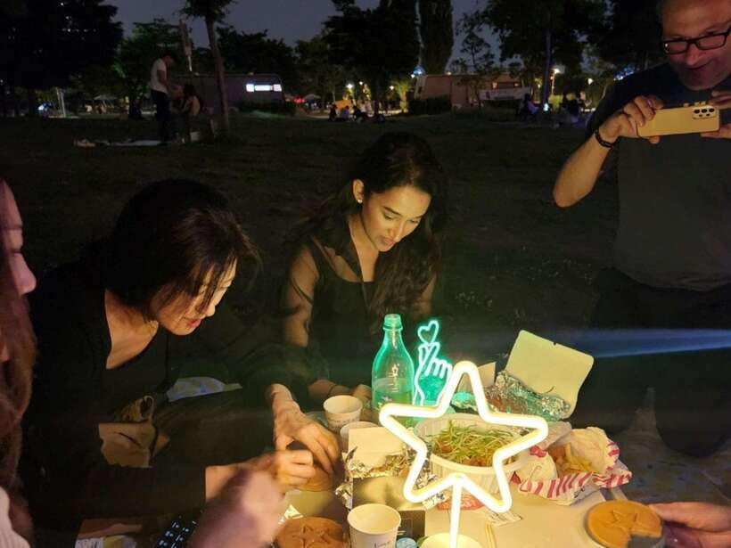 Seoul Han River Night Tour: Picnic, Games & Starlight Cruise - Two different finales: starlight cruise vs e-bike to Banpo Rainbow Fountain