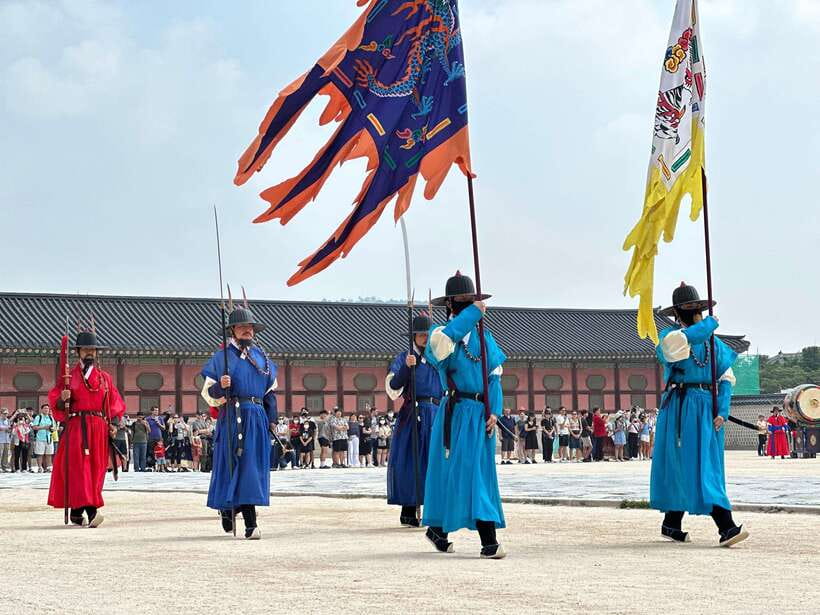 Seoul Highlights: Gyeongbok Palace, Insadong & N Seoul Tower - Royal Starts at Jogyesa and the Guard Ceremony