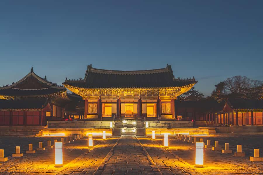 Seoul: Palace, Temple and Market Guided Foodie Tour at Night - Seoul at night: a palace-lit start and a market dinner finish