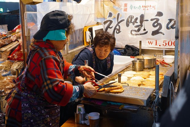 Seoul Street Food Market Tour - Pace and Comfort: Small Group Size Helps on Cold Nights
