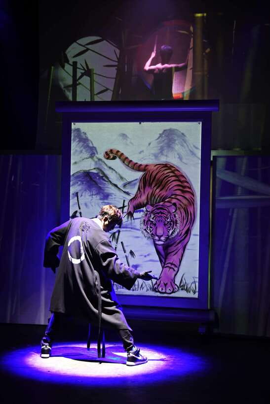Seoul: The Painters Live Art K-pop Dance Show Ticket - Taking home a painting and meeting the cast at the end