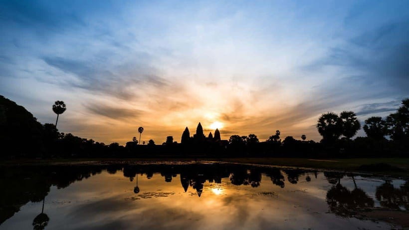 Siem Reap: Angkor Sunrise 1- or 2-Day Guided Temples Tour - Sunrise at Angkor Wat: getting there before the crowd energy hits