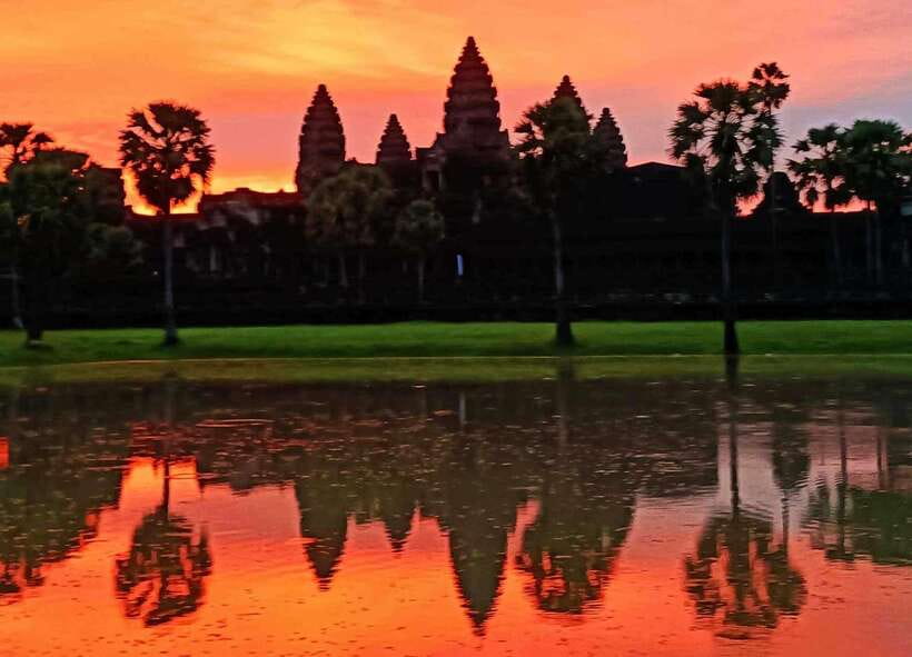 Siem Reap: Angkor Wat Sunrise or Sunset Guided Group Tour - Key highlights worth waking up for