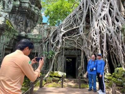 Siem Reap: Angkor Wat Sunrise Small Group tour and Breakfast - Angkor Wat sunrise and the guided circuit inside the temple