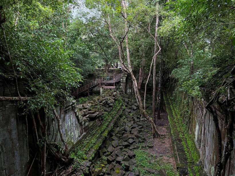 Siem Reap: Kulen Mountain, Beng Mealea and Tonle Sap Tour - What your guide changes: history talk plus practical care