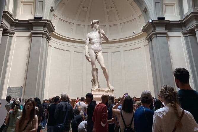 Skip the line : David Guided Experience - Michelangelo’s David: walking the statue with real sightlines