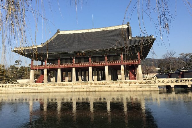 Small-Group Royal Palace and Seoul City Tour (hotel pick-up) - Namdaemun Market and Soongryemun: a classic Seoul finish