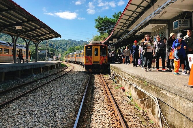 Small-Group: Yehliu, Jiufen & Pingxi Day Tour from Taipei - Key points