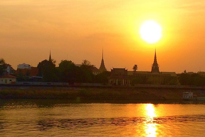 Sunset Cruise with unlimited beer & soft drinks -English speaking guide on board - English-speaking guide: how the narration changes the cruise
