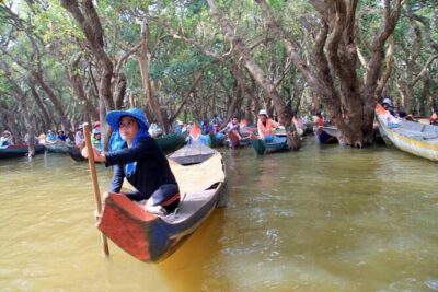 Sunset tour of Kampong Phluk stilts home village on the Tonle Sap - Stop 1: Kampong Phluk floating village and the stilt-home reality check