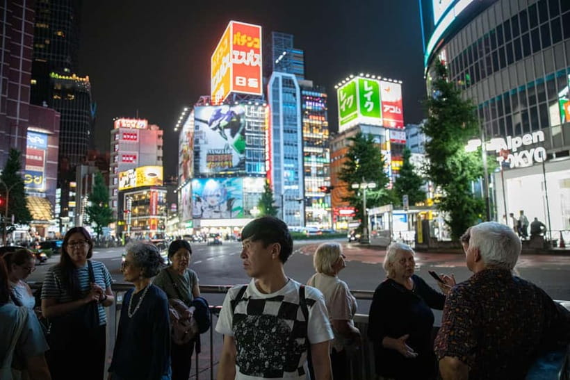 Tokyo: Dark Side of Tokyo Shinjuku Red Light Walking Tour - Why Shinjuku after dark feels like two cities