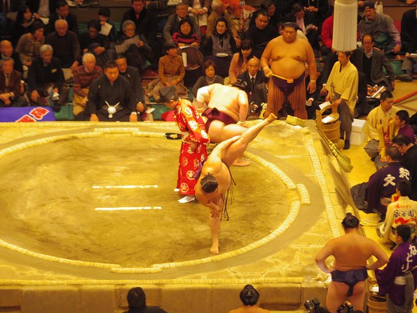 Tokyo Sumo Wrestling Tournament Experience - Watching the bouts: the crowd roar, the ring strategy, and the basics that matter