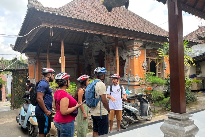 Ubud eBikes Tour to Tegallalang Rice Terrace - The culture stops: a typical Balinese house and a temple visit