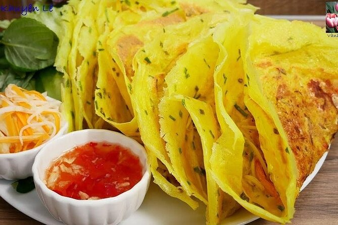 Walking Street Food Tour in Hanoi and Train Street - Duờng Tau and Train Street: pictures, waiting for the train, and egg coffee