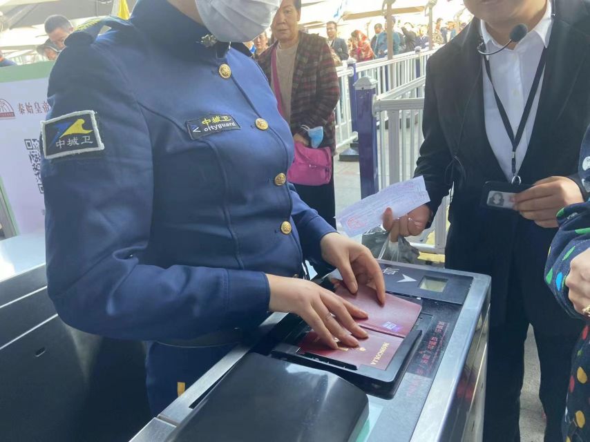Xian: Terracotta Army Ticket & Guided Bus Tour with Options - Crowds, heat, and small things that change everything